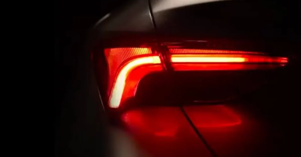 Des clignotants rouges sur le dernier modèle de la Toyota Avalon (2022)